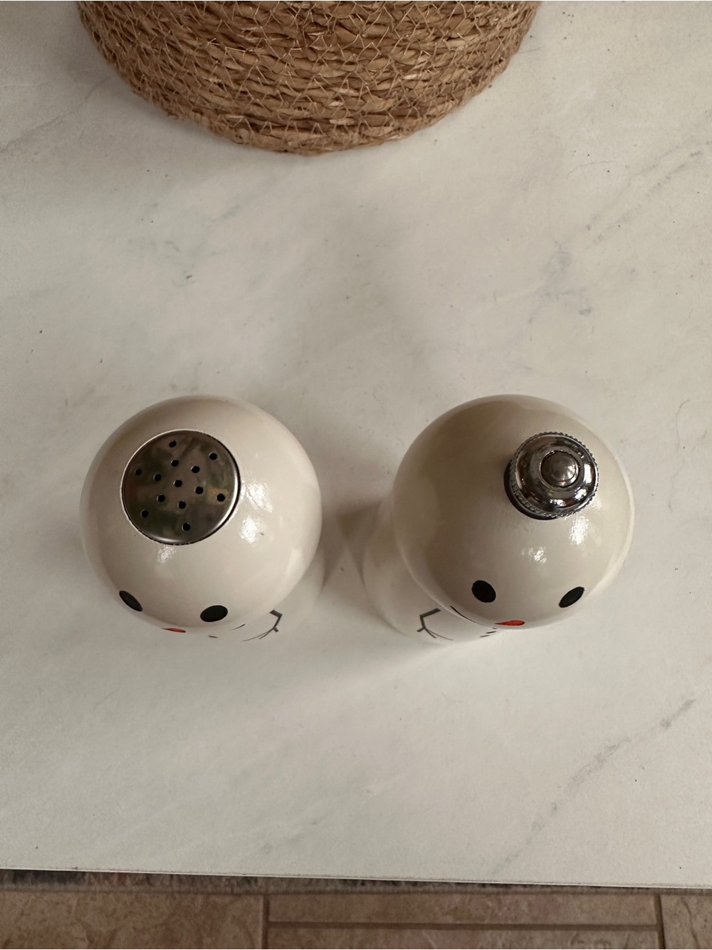 Fletchers Mill William Sonoma  White Snowman Salt & Pepper Shaker Set - Picture 5 of 6